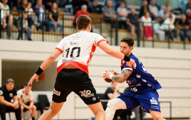 Csaba Leimeter HBW Balingen Weilstetten, 5 , at the circle is closely covered by Ivan Simic Pfadi Winterthur, 10 HBW Balingen vs Pfadi Winterthur, Handball, Test match, Season 2025 2026, 21 08 2025 Eibner Pressefoto Andreas Ulmer HBW Balingen vs Pfadi Winterthur, Handball, Test match, Season 2025 2026, 21 08 2025 Balingen Copyright: xEibner-Pressefoto AndreasxUlmerx EP_AUR