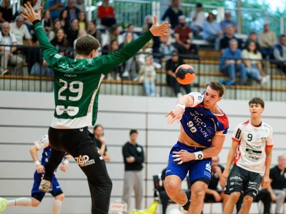Stefan Bauer, HBW Balingen Weilstetten, 99 overcomes Gustav Hein Pfadi Winterthur, 29, Goalkeeper , HBW Balingen vs Pfadi Winterthur, Handball, Test match, Season 2025 2026, 21 08 2025 Eibner Pressefoto Andreas Ulmer HBW Balingen vs Pfadi Winterthur, Handball, Test match, Season 2025 2026, 21 08 2025 Balingen Copyright: xEibner-Pressefoto AndreasxUlmerx EP_AUR