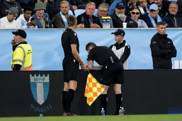 250821 Referee Tobias Stieler at a VAR check during the first leg UEFA Europa League playoff football match between Malmö FF and SK Sigma Olomouc on August 21, 2025 in Malmö Photo Petter Arvidson BILDBYRAN kod PA PA1067 fotboll football soccer fotball uefa europa league europa league malmö ff sk sigma olomouc bbeng playoff  Copyright: PETTERxARVIDSON BB250821PA088