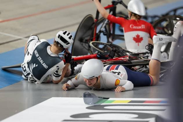 2025 UCI Junior Track World Championships Picture by Alex Whitehead SWpix.com - 21 08 2025 - Cycling - 2025 UCI Junior Track World Championships - Omnisport, Apeldoorn, Netherlands - Women Elimination Race Final - Carnage during the Women Elimination Race Final as Arabella Blackburn (Great Britain) and Jesse Thomson (New Zealand) crashes in a mass pile up Copyright: x xSWpix.comx(t axPhotographyxHubxLtd)xAlexxWhitehead SWpix.comx SWP-3030-0876