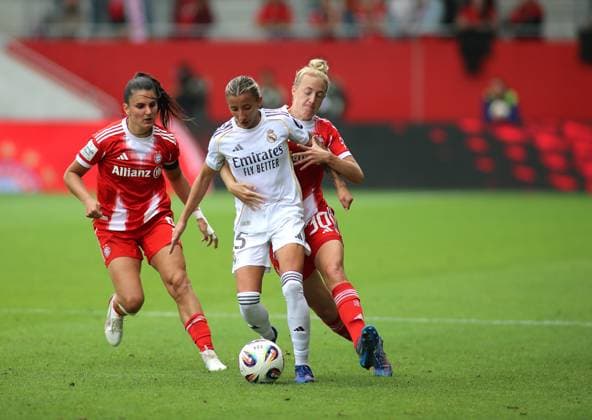 Football, Women, Test match, 2025 2026 season, FC Bayern Munich Real Madrid, Campus Sheila Garcia Real Madrid left with Carolin Simon FC Bayern Munich right in a duel for the ball, brackets