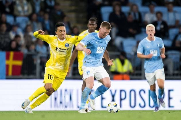250821 Tihomir Kostadinov of SK Sigma Olomouc and Anton Tinnerholm of Malmö FF during the first leg UEFA Europa League playoff football match between Malmö FF and SK Sigma Olomouc on August 21, 2025 in Malmö Photo Petter Arvidson BILDBYRAN kod PA PA1067 fotboll football soccer fotball uefa europa league europa league malmö ff sk sigma olomouc bbeng playoff bbauto  Copyright: PETTERxARVIDSON BB250821PA108
