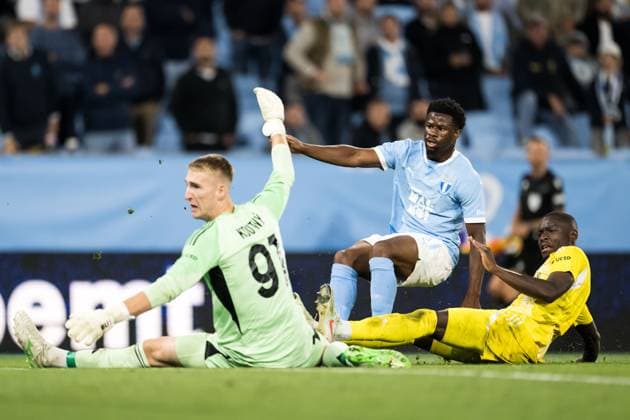 250821 Emmanuel Ekong of Malmö FF against goalkeeper Jan Koutny and Abdoulaye Sylla of SK Sigma Olomouc during the first leg UEFA Europa League playoff football match between Malmö FF and SK Sigma Olomouc on August 21, 2025 in Malmö Photo Petter Arvidson BILDBYRAN kod PA PA1067 fotboll football soccer fotball uefa europa league europa league malmö ff sk sigma olomouc bbeng playoff bbauto  Copyright: PETTERxARVIDSON BB250821PA109