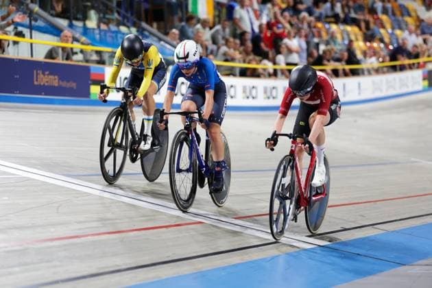 2025 UCI Junior Track World Championships Picture by Alex Whitehead SWpix.com - 21 08 2025 - Cycling - 2025 UCI Junior Track World Championships - Omnisport, Apeldoorn, Netherlands - Women Elimination Race Final - Mathilde Cramer (Denmark), Chantal Pegolo (Italy) Copyright: x xSWpix.comx(t axPhotographyxHubxLtd)xAlexxWhitehead SWpix.comx SWP-3030-0886