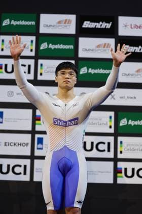 2025 UCI Junior Track World Championships Picture by Alex Whitehead SWpix.com - 21 08 2025 - Cycling - 2025 UCI Junior Track World Championships - Omnisport, Apeldoorn, Netherlands - Men Keirin Podium - Taeho Choi (Korea) receiving the Gold Medal and Rainbow Jersey Copyright: x xSWpix.comx(t axPhotographyxHubxLtd)xAlexxWhitehead SWpix.comx SWP-3030-0897