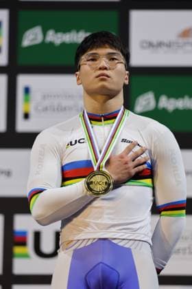 2025 UCI Junior Track World Championships Picture by Alex Whitehead SWpix.com - 21 08 2025 - Cycling - 2025 UCI Junior Track World Championships - Omnisport, Apeldoorn, Netherlands - Men Keirin Podium - Taeho Choi (Korea) receiving the Gold Medal and Rainbow Jersey Copyright: x xSWpix.comx(t axPhotographyxHubxLtd)xAlexxWhitehead SWpix.comx SWP-3030-0898