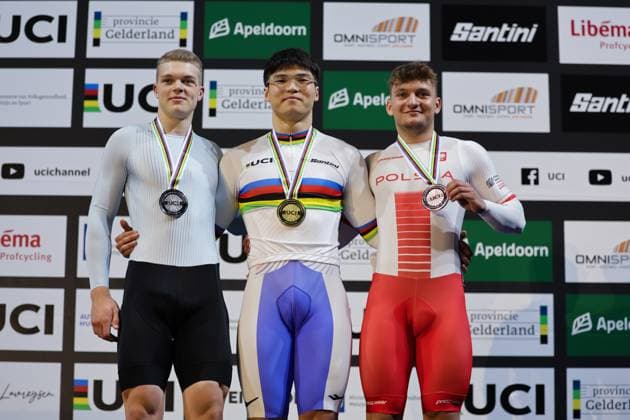 2025 UCI Junior Track World Championships Picture by Alex Whitehead SWpix.com - 21 08 2025 - Cycling - 2025 UCI Junior Track World Championships - Omnisport, Apeldoorn, Netherlands - Men Keirin Podium - Taeho Choi (Korea) receiving the Gold Medal and Rainbow Jersey with Dmitrii Pavlovskii (Athlete Individual Neutral) receiving the Silver Medal and Tomasz Lamaszewski (Poland) receiving the Bronze Medal Copyright: x xSWpix.comx(t axPhotographyxHubxLtd)xAlexxWhitehead SWpix.comx SWP-3030-0899