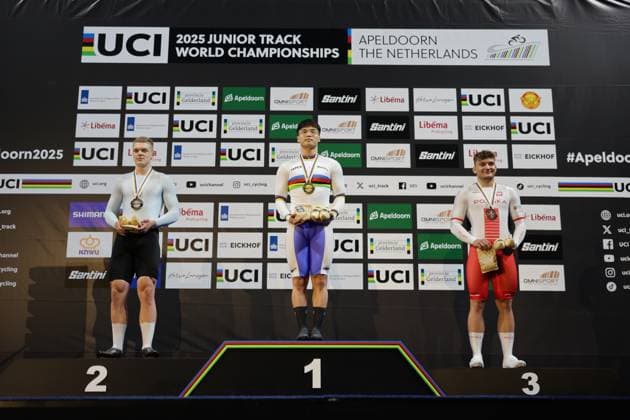 2025 UCI Junior Track World Championships Picture by Alex Whitehead SWpix.com - 21 08 2025 - Cycling - 2025 UCI Junior Track World Championships - Omnisport, Apeldoorn, Netherlands - Men Keirin Podium - Taeho Choi (Korea) receiving the Gold Medal and Rainbow Jersey with Dmitrii Pavlovskii (Athlete Individual Neutral) receiving the Silver Medal and Tomasz Lamaszewski (Poland) receiving the Bronze Medal Copyright: x xSWpix.comx(t axPhotographyxHubxLtd)xAlexxWhitehead SWpix.comx SWP-3030-0900