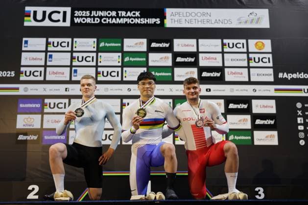 2025 UCI Junior Track World Championships Picture by Alex Whitehead SWpix.com - 21 08 2025 - Cycling - 2025 UCI Junior Track World Championships - Omnisport, Apeldoorn, Netherlands - Men Keirin Podium - Taeho Choi (Korea) receiving the Gold Medal and Rainbow Jersey with Dmitrii Pavlovskii (Athlete Individual Neutral) receiving the Silver Medal and Tomasz Lamaszewski (Poland) receiving the Bronze Medal Copyright: x xSWpix.comx(t axPhotographyxHubxLtd)xAlexxWhitehead SWpix.comx SWP-3030-0901