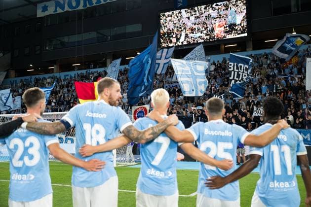 250821 Players and fans of Malmö FF celebrate after the first leg UEFA Europa League playoff football match between Malmö FF and SK Sigma Olomouc on August 21, 2025 in Malmö Photo Petter Arvidson BILDBYRAN kod PA PA1067 fotboll football soccer fotball uefa europa league europa league malmö ff sk sigma olomouc bbeng playoff jubel  Copyright: PETTERxARVIDSON BB250821PA129