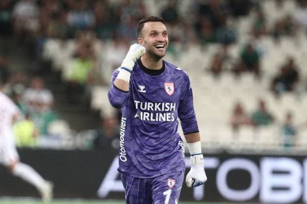 Okan Kocuk goalkeeper of Samsunspor celebrates during the UEFA Europa League Play-offs 1st leg soccer match between Panathinaikos and Samsunspor held at Olympic Athletic Center of Athens in Athens, Greece, 21 August 2025. IMAGO ONE INCH PRODUCTIONS ATHENS Greece Copyright: xOnexInchxProductionsx 6636459