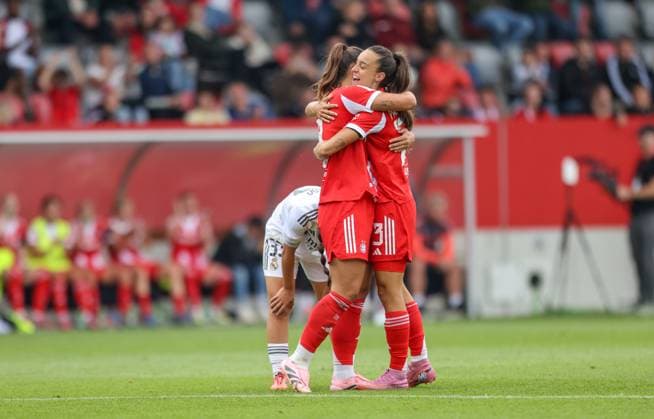DEU, München, FC Bayern München vs Real Madrid, Testspiel, DFB, FC Bayern Campus, Saison 25 26, im Bild Tor und Jubel, Lena Oberdorf Bayern München 8 herzt Torschützin Natalia Padilla Bidas Bayern München 23 DFB DFL REGULATIONS PROHIBIT ANY USE OF PHOTOGRAPHS AS IMAGE SEQUENCES AND OR QUASI VIDEO, 21 08 2025, Copyright: HMBxMedia HendrikxHamelau