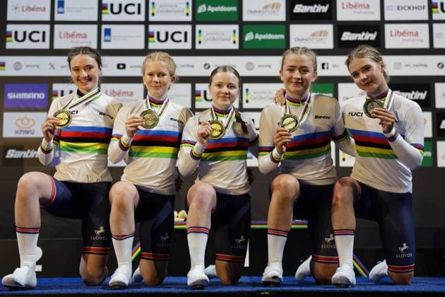 2025 UCI Junior Track World Championships Picture by Alex Whitehead SWpix.com - 21 08 2025 - Cycling - 2025 UCI Junior Track World Championships - Omnisport, Apeldoorn, Netherlands - Women Team Pursuit Final Podium - (L to R) Abigail Miller (Great Britain), Evie Smith (Great Britain), Phoebe Taylor (Great Britain), Erin Boothman (Great Britain), Arabella Blackburn (Great Britain) receiving the Gold Medal and Rainbow Jersey Copyright: x xSWpix.comx(t axPhotographyxHubxLtd)xAlexxWhitehead SWpix.comx SWP-3030-0908