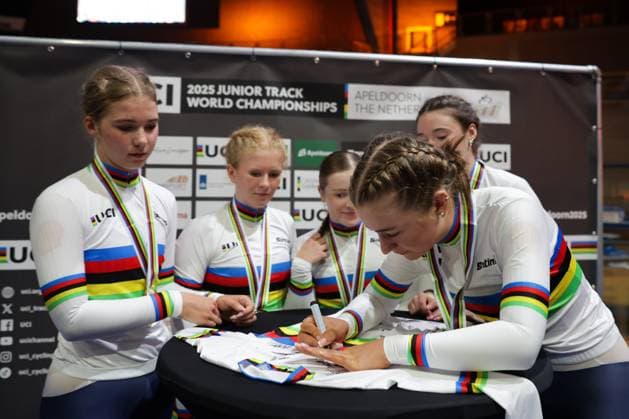 2025 UCI Junior Track World Championships Picture by Alex Whitehead SWpix.com - 21 08 2025 - Cycling - 2025 UCI Junior Track World Championships - Omnisport, Apeldoorn, Netherlands - Women Team Pursuit Final Podium - (L to R) Arabella Blackburn (Great Britain), Evie Smith (Great Britain), Phoebe Taylor (Great Britain), Abigail Miller (Great Britain), Erin Boothman (Great Britain) signing the Santini Rainbow Jersey Copyright: x xSWpix.comx(t axPhotographyxHubxLtd)xAlexxWhitehead SWpix.comx SWP-3030-0910