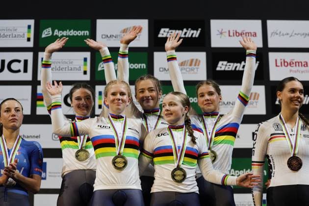 2025 UCI Junior Track World Championships Picture by Alex Whitehead SWpix.com - 21 08 2025 - Cycling - 2025 UCI Junior Track World Championships - Omnisport, Apeldoorn, Netherlands - Women Team Pursuit Final Podium - (L to R) Abigail Miller (Great Britain), Evie Smith (Great Britain), Erin Boothman (Great Britain), Phoebe Taylor (Great Britain), Arabella Blackburn (Great Britain) receiving the Gold Medal and Rainbow Jersey Copyright: x xSWpix.comx(t axPhotographyxHubxLtd)xAlexxWhitehead SWpix.comx SWP-3030-0902