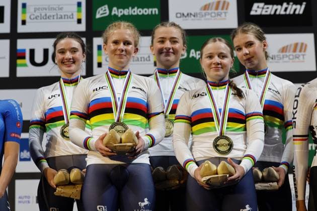 2025 UCI Junior Track World Championships Picture by Alex Whitehead SWpix.com - 21 08 2025 - Cycling - 2025 UCI Junior Track World Championships - Omnisport, Apeldoorn, Netherlands - Women Team Pursuit Final Podium - (L to R) Abigail Miller (Great Britain), Evie Smith (Great Britain), Erin Boothman (Great Britain), Phoebe Taylor (Great Britain), Arabella Blackburn (Great Britain) receiving the Gold Medal and Rainbow Jersey Copyright: x xSWpix.comx(t axPhotographyxHubxLtd)xAlexxWhitehead SWpix.comx SWP-3030-0903