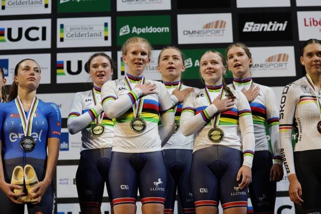 2025 UCI Junior Track World Championships Picture by Alex Whitehead SWpix.com - 21 08 2025 - Cycling - 2025 UCI Junior Track World Championships - Omnisport, Apeldoorn, Netherlands - Women Team Pursuit Final Podium - (L to R) Abigail Miller (Great Britain), Evie Smith (Great Britain), Erin Boothman (Great Britain), Phoebe Taylor (Great Britain), Arabella Blackburn (Great Britain) receiving the Gold Medal and Rainbow Jersey Copyright: x xSWpix.comx(t axPhotographyxHubxLtd)xAlexxWhitehead SWpix.comx SWP-3030-0904