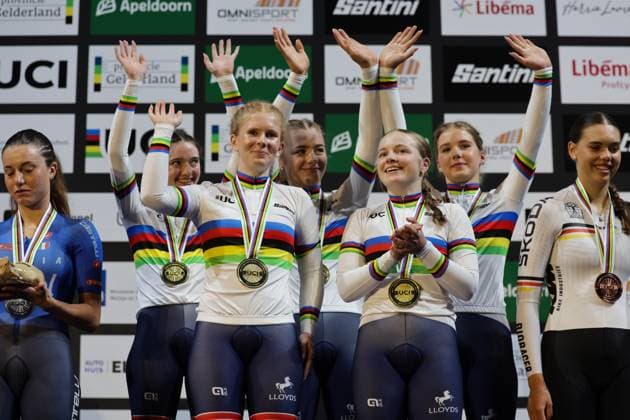 2025 UCI Junior Track World Championships Picture by Alex Whitehead SWpix.com - 21 08 2025 - Cycling - 2025 UCI Junior Track World Championships - Omnisport, Apeldoorn, Netherlands - Women Team Pursuit Final Podium - (L to R) Abigail Miller (Great Britain), Evie Smith (Great Britain), Erin Boothman (Great Britain), Phoebe Taylor (Great Britain), Arabella Blackburn (Great Britain) receiving the Gold Medal and Rainbow Jersey Copyright: x xSWpix.comx(t axPhotographyxHubxLtd)xAlexxWhitehead SWpix.comx SWP-3030-0905