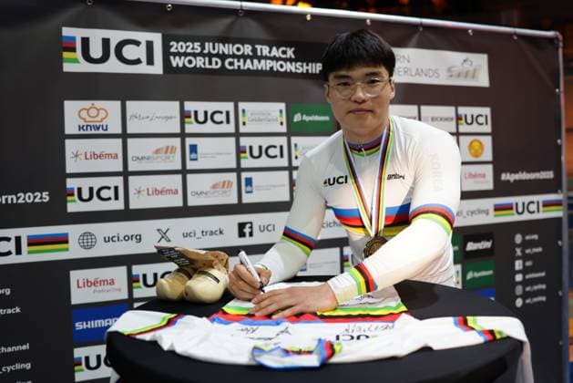 2025 UCI Junior Track World Championships Picture by Alex Whitehead SWpix.com - 21 08 2025 - Cycling - 2025 UCI Junior Track World Championships - Omnisport, Apeldoorn, Netherlands - Men Keirin Podium - Taeho Choi (Korea) signing the Santini rainbow Jersey Copyright: x xSWpix.comx(t axPhotographyxHubxLtd)xAlexxWhitehead SWpix.comx SWP-3030-0906
