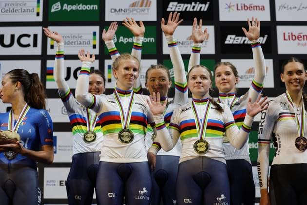 2025 UCI Junior Track World Championships Picture by Alex Whitehead SWpix.com - 21 08 2025 - Cycling - 2025 UCI Junior Track World Championships - Omnisport, Apeldoorn, Netherlands - Women Team Pursuit Final Podium - (L to R) Abigail Miller (Great Britain), Evie Smith (Great Britain), Erin Boothman (Great Britain), Phoebe Taylor (Great Britain), Arabella Blackburn (Great Britain) receiving the Gold Medal and Rainbow Jersey Copyright: x xSWpix.comx(t axPhotographyxHubxLtd)xAlexxWhitehead SWpix.comx SWP-3030-0911