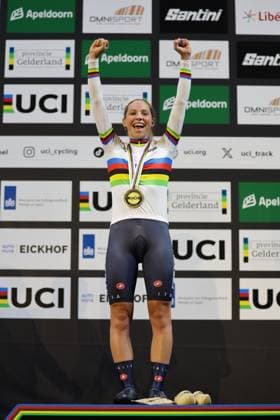 2025 UCI Junior Track World Championships Picture by Alex Whitehead SWpix.com - 21 08 2025 - Cycling - 2025 UCI Junior Track World Championships - Omnisport, Apeldoorn, Netherlands - Women Elimination Race Podium - Chantal Pegolo (Italy) receiving the Gold Medal and Rainbow Jersey Copyright: x xSWpix.comx(t axPhotographyxHubxLtd)xAlexxWhitehead SWpix.comx SWP-3030-0912
