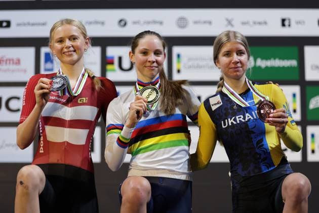2025 UCI Junior Track World Championships Picture by Alex Whitehead SWpix.com - 21 08 2025 - Cycling - 2025 UCI Junior Track World Championships - Omnisport, Apeldoorn, Netherlands - Women Elimination Race Podium - Chantal Pegolo (Italy) receiving the Gold Medal and Rainbow Jersey with Mathilde Cramer (Denmark) receiving the Silver Medal and Milana Ushakova (Ukraine) receiving the Bronze Medal Copyright: x xSWpix.comx(t axPhotographyxHubxLtd)xAlexxWhitehead SWpix.comx SWP-3030-0919