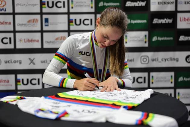 2025 UCI Junior Track World Championships Picture by Alex Whitehead SWpix.com - 21 08 2025 - Cycling - 2025 UCI Junior Track World Championships - Omnisport, Apeldoorn, Netherlands - Women Elimination Race Podium - Chantal Pegolo (Italy) signing the Santini Rainbow Jersey Copyright: x xSWpix.comx(t axPhotographyxHubxLtd)xAlexxWhitehead SWpix.comx SWP-3030-0915