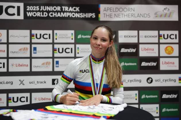 2025 UCI Junior Track World Championships Picture by Alex Whitehead SWpix.com - 21 08 2025 - Cycling - 2025 UCI Junior Track World Championships - Omnisport, Apeldoorn, Netherlands - Women Elimination Race Podium - Chantal Pegolo (Italy) signing the Santini Rainbow Jersey Copyright: x xSWpix.comx(t axPhotographyxHubxLtd)xAlexxWhitehead SWpix.comx SWP-3030-0916