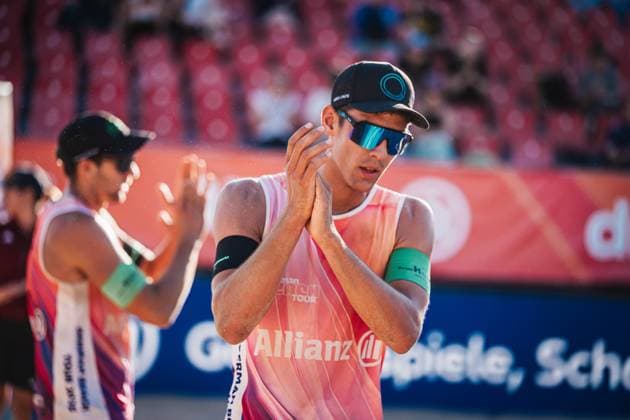 Beach volleyball men Allianz German Beach Tour 2025 Tourstop Berlin 21 08 2025 Valentin Schneckenburger claps for the fans after the game Berlin Funkhaus Beach Berlin Germany