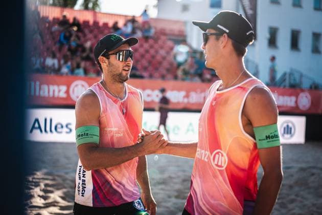Beach volleyball men Allianz German Beach Tour 2025 Tourstop Berlin 21 08 2025 f l Kim Huber and Valentin Schneckenburger clap after the game Berlin Funkhaus Beach Berlin Germany