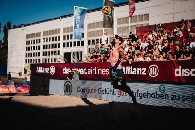 Beach volleyball men Allianz German Beach Tour 2025 Tourstop Berlin 21 08 2025 Jonathan Erdmann serving Berlin Funkhaus Beach Berlin Germany