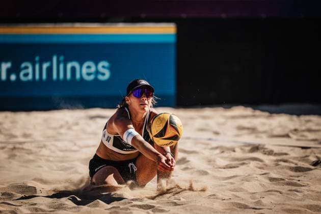 Beach volleyball women Allianz German Beach Tour 2025 Tourstop Berlin 21 08 2025 Leonie Klinke takes the ball Berlin Funkhaus Beach Berlin Germany