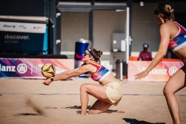 Beach volleyball women Allianz German Beach Tour 2025 Tourstop Berlin 21 08 2025 Larissa Claassen takes the ball Berlin Funkhaus Beach Berlin Germany