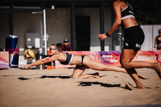 Beach volleyball women Allianz German Beach Tour 2025 Tourstop Berlin 21 08 2025 Elea Beutel takes the ball Berlin Funkhaus Beach Berlin Germany