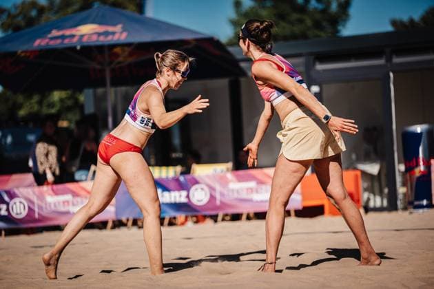 Beach volleyball women Allianz German Beach Tour 2025 Tourstop Berlin 21 08 2025 v l Nina Interwies and Larissa Claassen clap Berlin Funkhaus Beach Berlin Germany