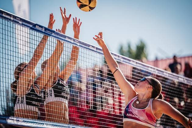 Beach volleyball women Allianz German Beach Tour 2025 Tourstop Berlin 21 08 2025 v l Double block by Josefine Schäkel and Mareet Maidhof against Lina Hesse Berlin Funkhaus Beach Berlin Germany