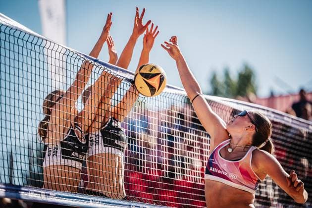 Beach volleyball women Allianz German Beach Tour 2025 Tourstop Berlin 21 08 2025 v l Double block by Josefine Schäkel and Mareet Maidhof against Lina Hesse Berlin Funkhaus Beach Berlin Germany