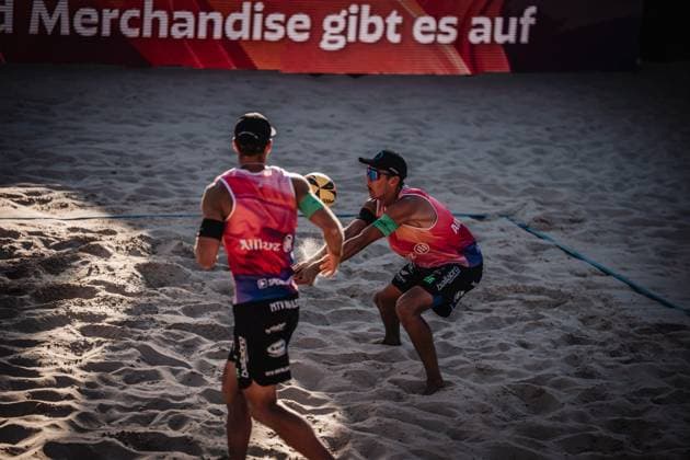 Beach volleyball men Allianz German Beach Tour 2025 Tourstop Berlin 21 08 2025 Valentin Schneckenburger takes the ball Berlin Funkhaus Beach Berlin Germany