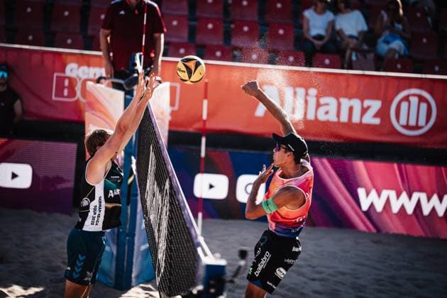 Beach volleyball men Allianz German Beach Tour 2025 Tourstop Berlin 21 08 2025 v l Yannik Ahr vs Valentin Schneckenburger Berlin Funkhaus Beach Berlin Germany