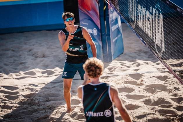 Beach volleyball men Allianz German Beach Tour 2025 Tourstop Berlin 21 08 2025 back Yannik Ahr cheers towards the front Luis Henrichs Berlin Funkhaus Beach Berlin Germany