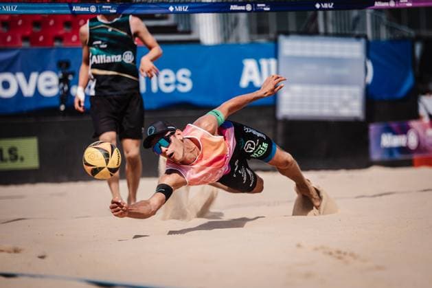 Beach volleyball men Allianz German Beach Tour 2025 Tourstop Berlin 21 08 2025 Valentin Schneckenburger jumps to the ball Berlin Funkhaus Beach Berlin Germany