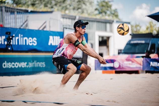 Beach volleyball men Allianz German Beach Tour 2025 Tourstop Berlin 21 08 2025 Valentin Schneckenburger takes the ball Berlin Funkhaus Beach Berlin Germany