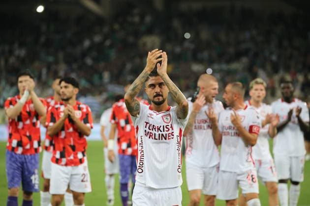 Panathinaikos v Samsunspor - UEFA Europa League play-off ATHENS, GREECE - AUGUST 21: Soner Gonul of Samsunspor greets supporters after the UEFA Europa League play-off round 1st match between Panathinaikos and Samsunspor at Olympic Stadium in Athens, Greece on August 21, 2025. Recep Bilek Anadolu Athens Greece. Editorial use only. Please get in touch for any other usage.  Copyright: x2025xAnadoluxRecepxBilekx