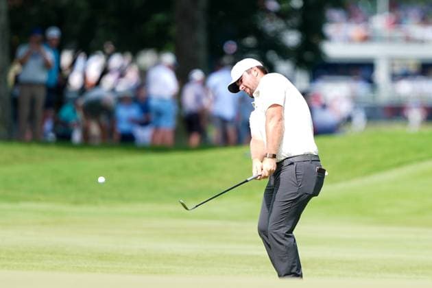 August 21, 2025, Atlanta, Georgia, USA: Chris Gotterup (USA) chips onto the first green during the first round of the 2025 TOUR Championship at East Lake Golf Club. Atlanta USA - ZUMAw109 20250821_fap_w109_006 Copyright: xDebbyxWongx