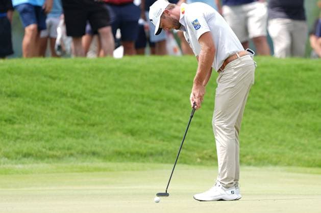 August 21, 2025, Atlanta, Georgia, USA: Sam Burns (USA) lines up a putt on the first green during the first round of the 2025 TOUR Championship at East Lake Golf Club. Atlanta USA - ZUMAw109 20250821_fap_w109_025 Copyright: xDebbyxWongx