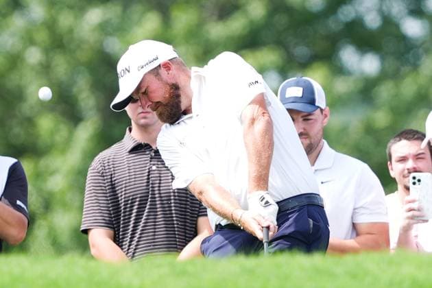 August 21, 2025, Atlanta, Georgia, USA: Shane Lowry (IRL) chips on to the 1st green during the first round of the 2025 TOUR Championship at East Lake Golf Club. Atlanta USA - ZUMAw109 20250821_fap_w109_008 Copyright: xDebbyxWongx