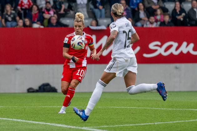 Linda Dallmann FC Bayern Muenchen Women, 10 with the ball in sight GER, FC Bayern Muenchen Women vs Real Madrid CF, Football, Women, Test match, Season 2025 2026, 21 08 2025 DFL DFB REGULATIONS PROHIBIT ANY USE OF PHOTOGRAPHS as IMAGE SEQUENCES and or QUASI VIDEO GER, FC Bayern Muenchen Women vs Real Madrid CF, Football, Women, Test match, Season 2025 2026, 21 08 2025 Muenchen Copyright: xEibner-Pressefoto HeikexFeinerx EP_HFR