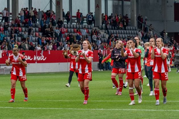The Munich women are delighted with the victory and would like to thank the fans for their support GER, FC Bayern Muenchen Frauen vs Real Madrid CF, Football, Women, Test match, Season 2025 2026, 21 08 2025 DFL DFB REGULATIONS PROHIBIT ANY USE OF PHOTOGRAPHS as IMAGE SEQUENCES and or QUASI VIDEO GER, FC Bayern Muenchen Frauen vs Real Madrid CF, Football, Women, Test match, Season 2025 2026, 21 08 2025 Muenchen Copyright: xEibner-Pressefoto HeikexFeinerx EP_HFR