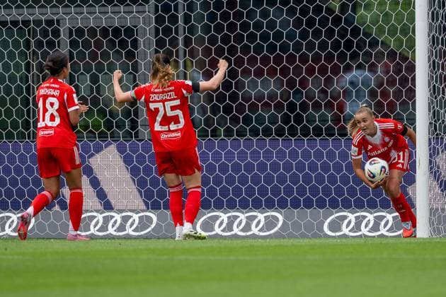 Georgia Stanway FC Bayern Muenchen Frauen, 31 clears the ball from the net after scoring from the penalty spot, Momoko Tanikawa FC Bayern Muenchen Frauen, 18 and Sarah Zadrazil FC Bayern Muenchen Frauen, 25 cheer GER, FC Bayern Muenchen Frauen vs Real Madrid CF, Football, Women, Test match, Season 2025 2026, 21 08 2025 DFL DFB REGULATIONS PROHIBIT ANY USE OF PHOTOGRAPHS as IMAGE SEQUENCES and or QUASI VIDEO GER, FC Bayern Muenchen Women vs Real Madrid CF, Football, Women, Test match, Season 2025 2026, 21 08 2025 Muenchen Copyright: xEibner-Pressefoto HeikexFeinerx EP_HFR