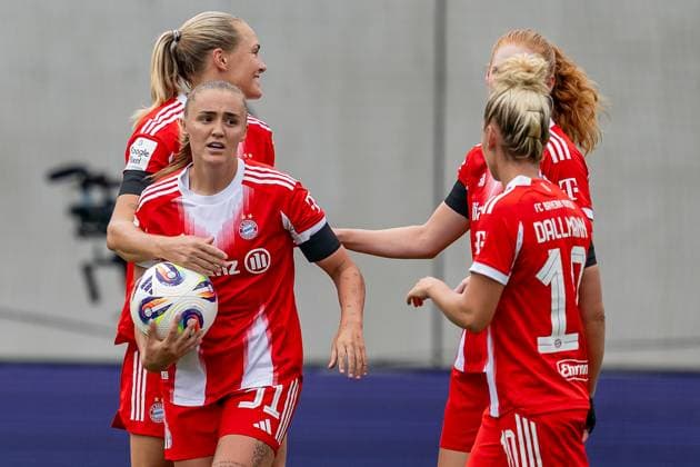 The Munich women celebrate with Georgia Stanway FC Bayern Muenchen Women, 31 their goal for 1 0 GER, FC Bayern Muenchen Women vs Real Madrid CF, Football, Women, Test match, Season 2025 2026, 21 08 2025 DFL DFB REGULATIONS PROHIBIT ANY USE OF PHOTOGRAPHS as IMAGE SEQUENCES and or QUASI VIDEO GER, FC Bayern Muenchen Women vs Real Madrid CF, Football, Women, Test match, Season 2025 2026, 21 08 2025 Muenchen Copyright: xEibner-Pressefoto HeikexFeinerx EP_HFR